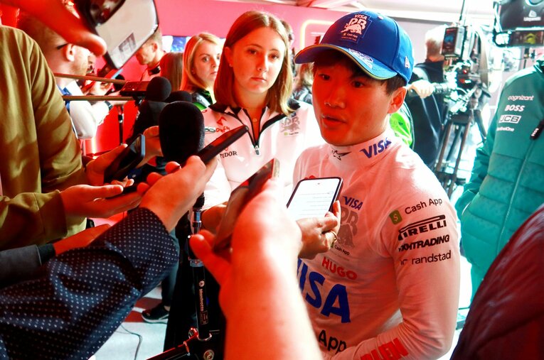 レース後の囲み取材でも角田の怒りは収まらなかった ／ photograph by Masahiro Owari