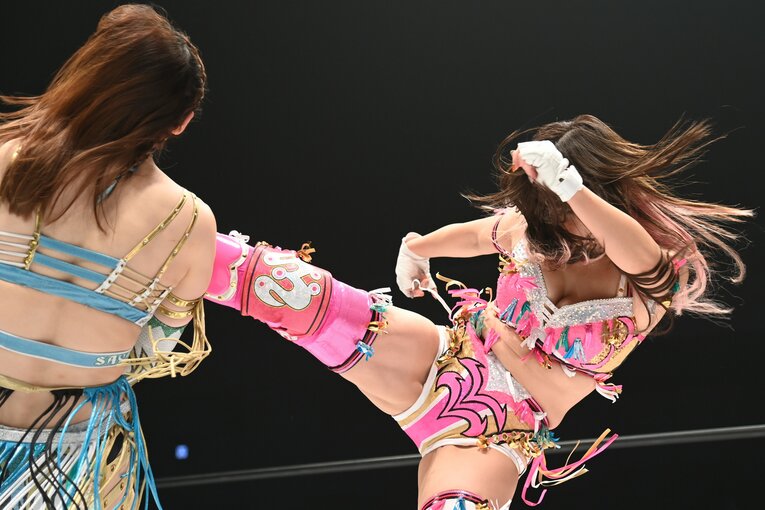 王者・上谷沙弥に強烈なキックを浴びせる