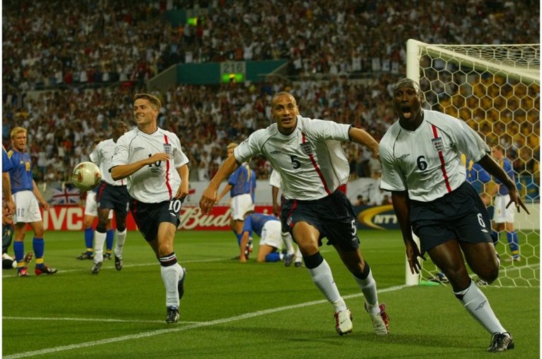 日韓W杯のキャンベル、ファーディナンド、オーウェン©Sports Graphic Number/JMPA