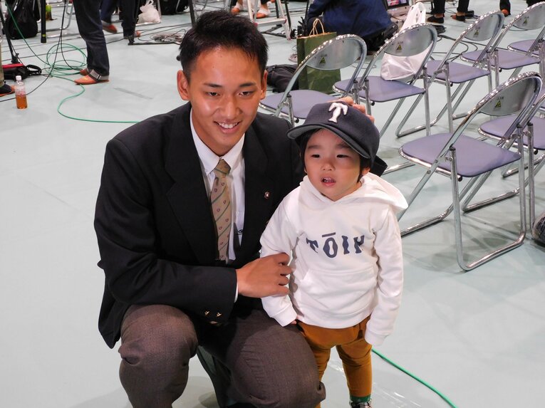 会見会場にいた子供と　©Jun Aida