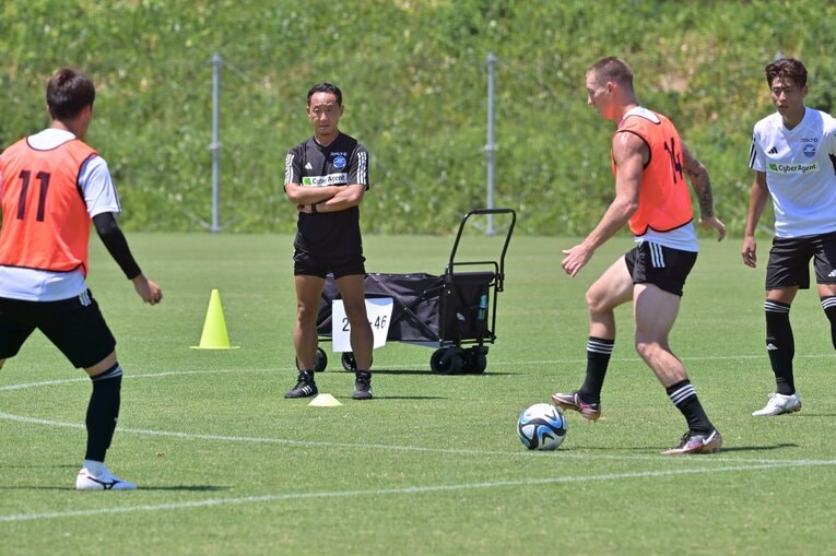 厳しい眼差しで練習を見つめる黒田監督　©Hideki Sugiyama