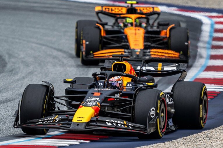 オーストリアGPで後方にノリスを従えトップを走るフェルスタッペン。このあと2人は接触した ／ photograph by Getty Images