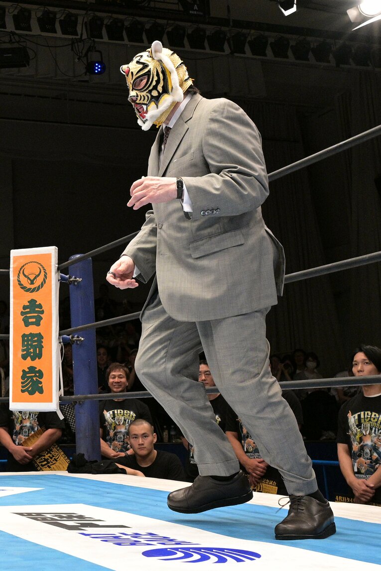 今年7月、4代目タイガーマスク引退式にて、タイガーステップを披露した佐山聡（68歳）　©東京スポーツ新聞社【スワイプするとそのほかの写真もご覧になれます】