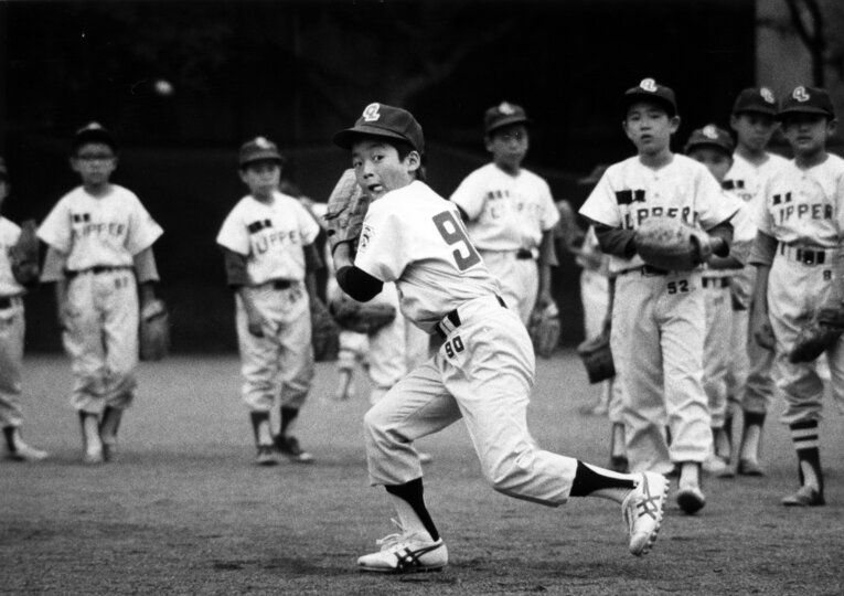 1975年9月、小4の長嶋一茂（当時9歳）。リトルリーグ『フリッパーズ』の新人テストに合格後、初練習を行う。目黒区碑文谷のサレジオ協会グラウンドで　©Sankei Shimbun