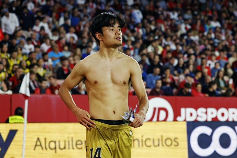 【テレビに映らないクボの素顔】途中交代後、久保が見せた「ファンへのユニフォームプレゼント→肉体美」（全3枚中の2枚目）　©Daisuke Nakashima