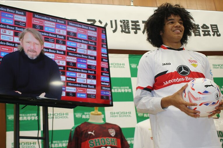 ブンデスリーガのシュツットガルトへの加入を発表したDFチェイス・アンリ。尚志高校での会見に出席し、まずはU-21チームでのプレーとなることを報告した ／ photograph by Takahito Ando