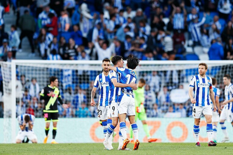 「クボはノルマル（普通）よ」辛口おばあちゃんにバルで遭遇も…カメラマンが撮った久保建英21歳の“軽快ドリブル＋母・祖母のような愛”(38)