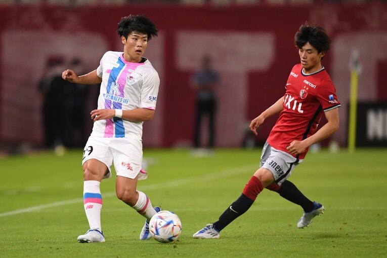 鳥栖で奮闘する岩崎。22年にはE-1選手権の日本代表メンバーにも選出された　©Masashi Hara/Getty Images