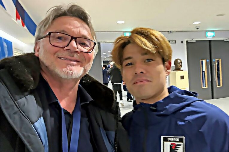 イングランドvs日本、ウェンブリー現地観戦に訪れたトルシエ。絶賛したMF佐野海舟とは試合後に“自撮り2ショット” ／ photograph by Philippe Troussier