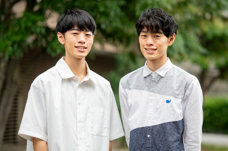 2018年の『高校生クイズ』で優勝し、現在はQuizKnockに所属する東問と東言 ／ photograph by Nanae Suzuki