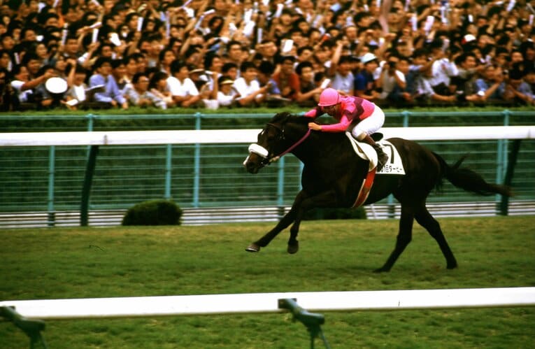 後続を5馬身差をつけたナリタブライアンのダービー　©BUNGEISHUNJU