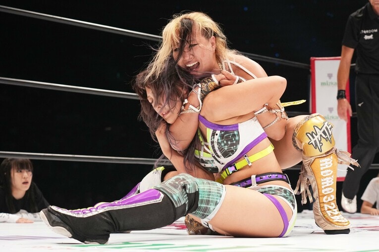 スリーパーホールドでAZMを絞める渡辺桃　©Essei Hara