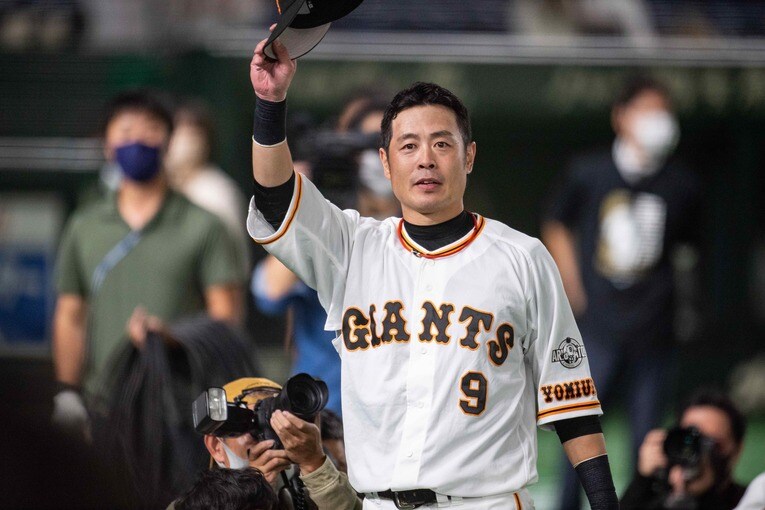 昨年10月23日の引退式で松原聖弥に叱咤激励の言葉を送った亀井善行　©︎Nanae Suzuki