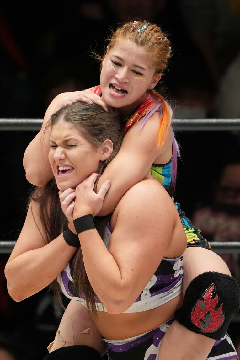 ボジラをスリーパーホールドで絞める山岡聖怜　©Masashi Hara