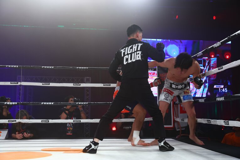 深刻なダメージを負ってよろめく朝倉未来（2枚目／全3枚）　©RISE CREATION