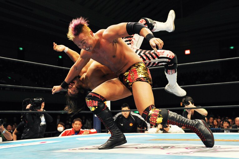 棚橋弘至にレインメーカーを浴びせるオカダ・カズチカ。2012年2月12日、大阪府立体育会館　©Essei Hara