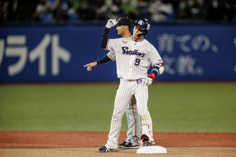 二塁ベース上でガッツポーズを決める塩見　©Kiichi Matsumoto