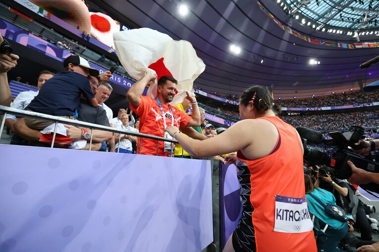 涙の北口榛花をねぎらうチェコ人コーチのダビド・セケラック氏　©Ryosuke Menju/JMPA