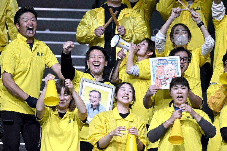 畑野前監督の遺影を手に声援を送る鎮西高校の応援団　©︎Hiroyuki Nakamura