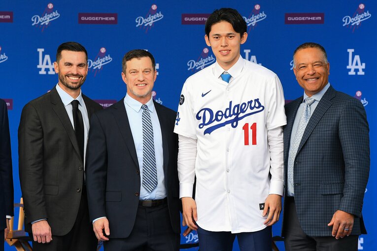 佐々木朗希の入団会見。朗希の左隣がドジャース編成本部長、アンドリュー・フリードマン ©Getty Images