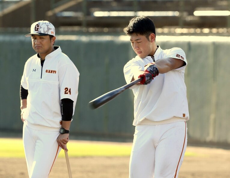 プロ3年目の岡本のバッティング練習を見つめる高橋由伸監督　©SANKEI SHIMBUN