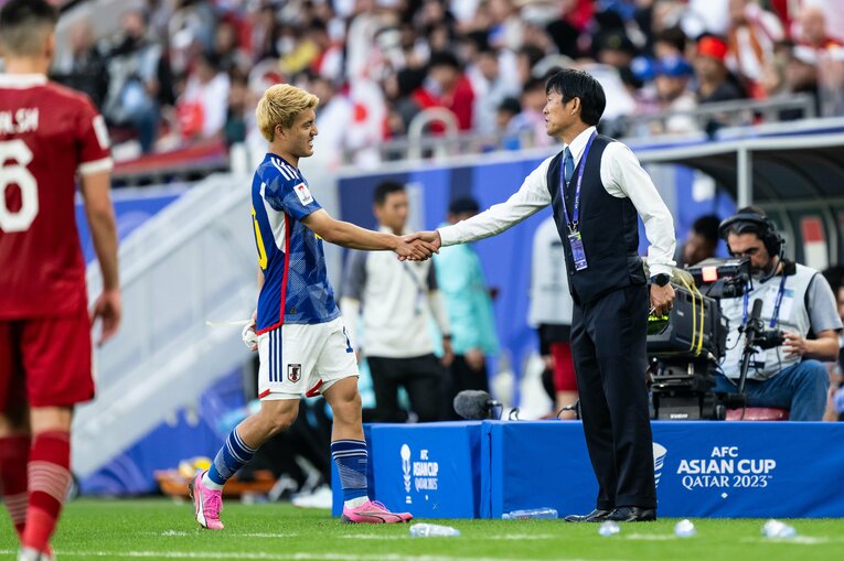 森保監督と握手する堂安　©Getty Images