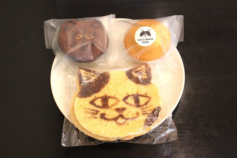 左上が「ブラウニャー」、右上が「ニャドレーヌ」、中央が「ネコちゃんラスク」　©Number Web