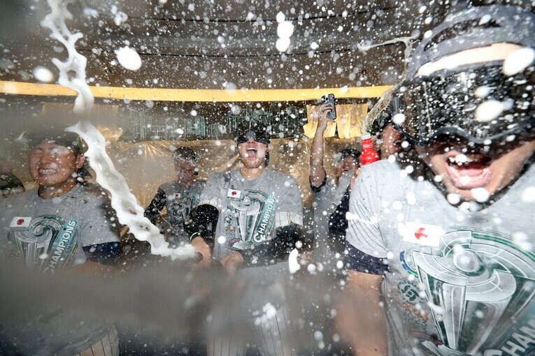 シャンパンファイトで超ハイテンションの大谷翔平　©Getty Images