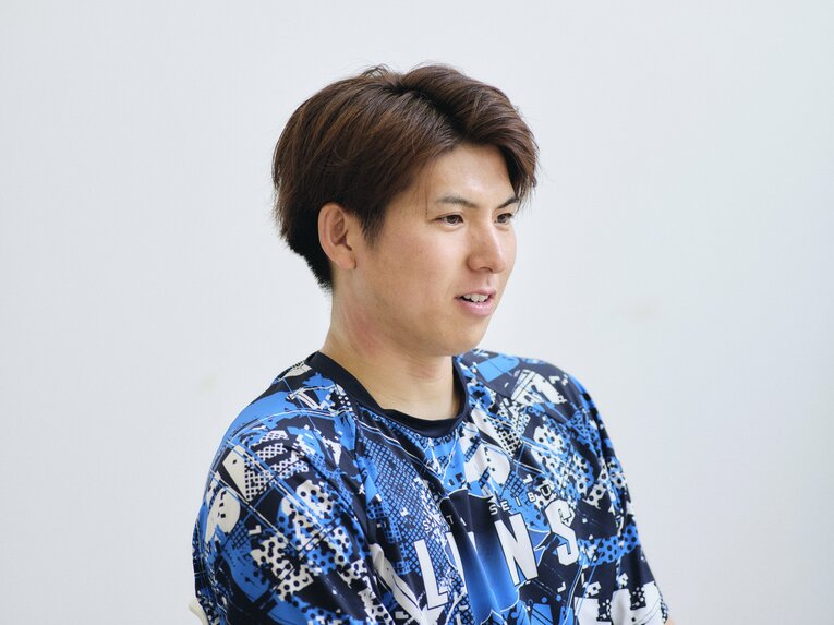 武内にとって炭谷は頼れるベテラン捕手だ　©Yuki Suenaga