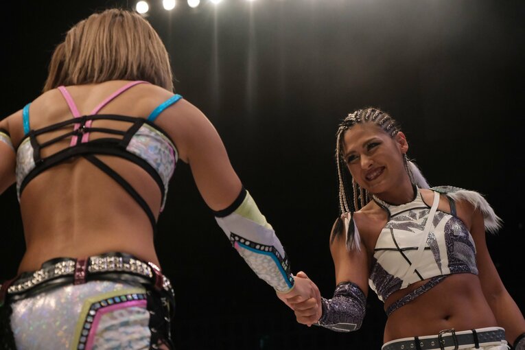 小波の対戦相手に名乗り出たジュリア。試合前の握手もなかなか離さず