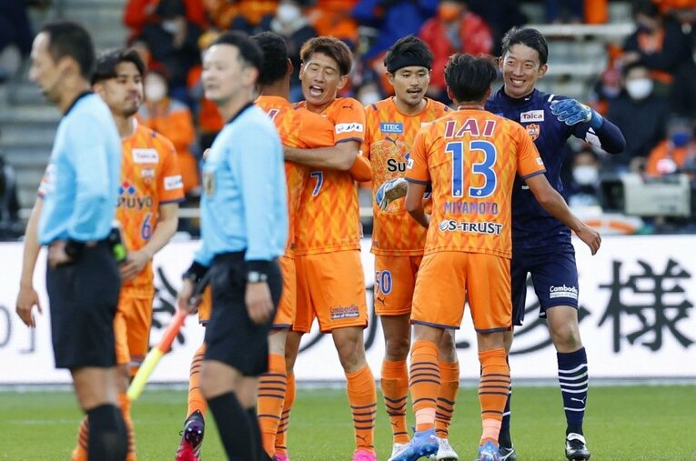 セレッソ大阪に逆転勝ちしてJ1残留を決め、喜ぶエスパルスの選手たち ／ photograph by KYODO