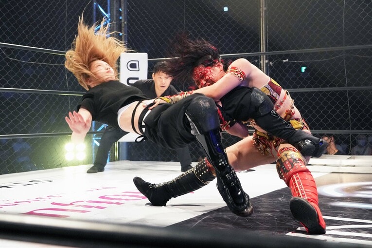 鹿島沙希をリングに叩きつける林下詩美