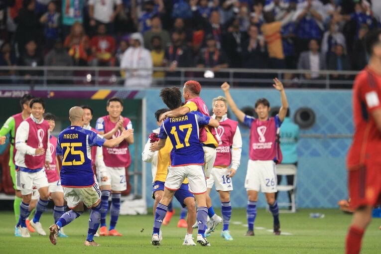 田中を祝福するメンバーたち（奇跡のゴールシーン　47／57）©Kazuo Fukuchi/JMPA