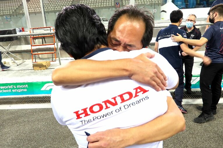 男泣きで抱擁を交わす田辺TD（右）と本橋CE。第4期の最前線で苦労してきた二人だ ／ photograph by Masahiro Owari