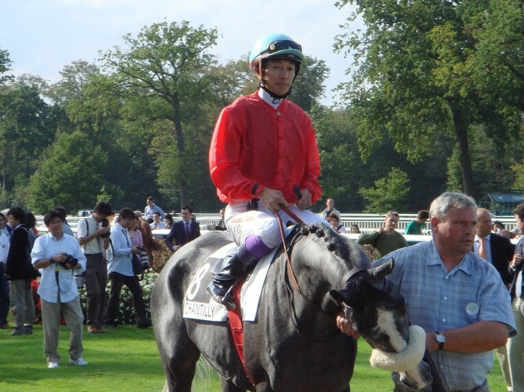 2006年9月28日、シャンティイ競馬場で騎乗する武豊　©Akihiro Shimada