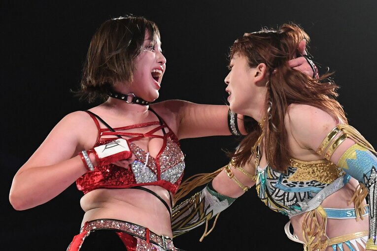 激しいエルボーの応酬