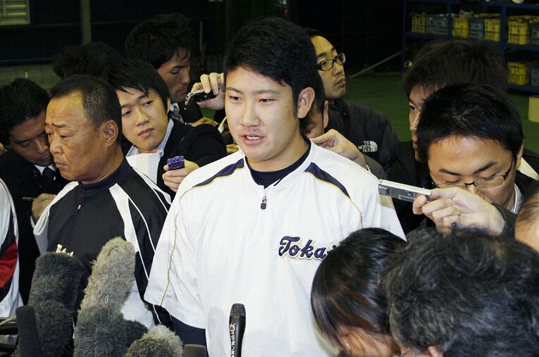 2011年11月21日、神奈川県平塚市の東海大野球部合宿所で日本ハムからの指名を拒否する会見を開いた東海大・菅野投手 ／ photograph by KYODO