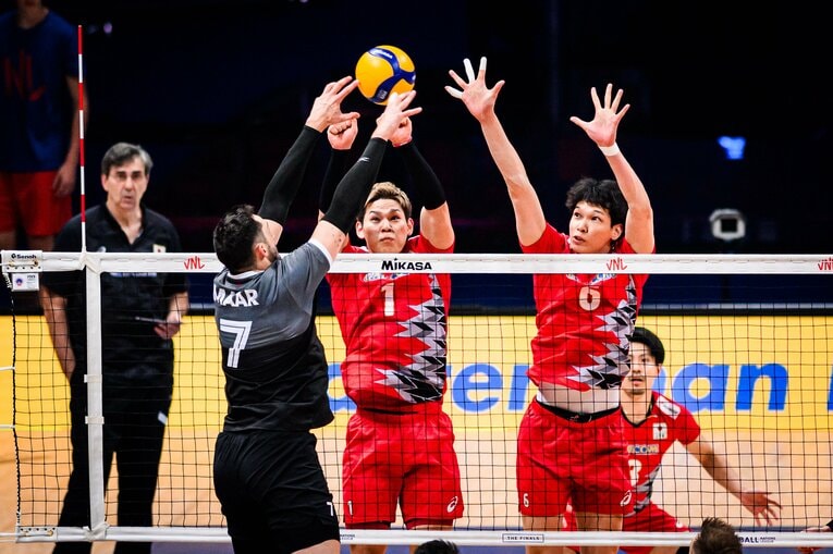山内晶大、西田有志（VNL準々決勝カナダ戦）©︎Volleyball World