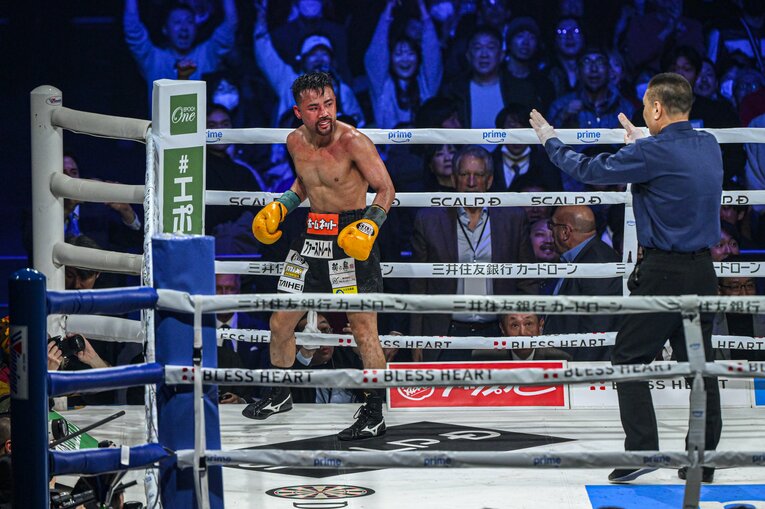 堤聖也vs.比嘉大吾。2月24日、有明アリーナ　©Takuya Sugiyama