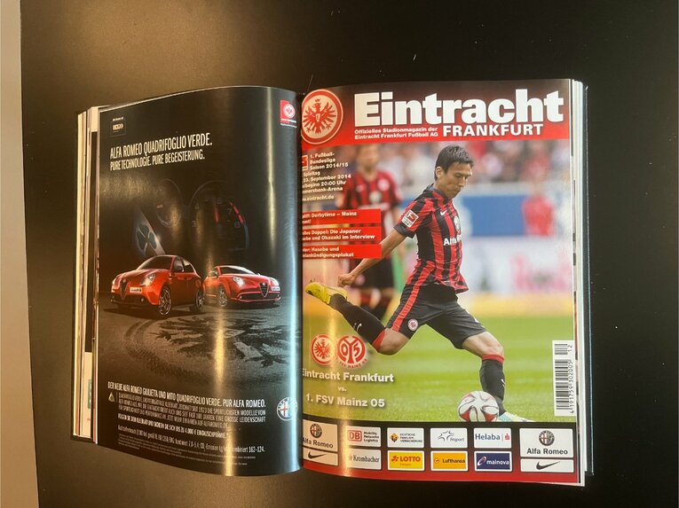 【長谷部誠ラストゲーム現地探訪】フランクフルトミュージアムに保管されている長谷部のマッチデイプログラム　©Yusuke Mimura