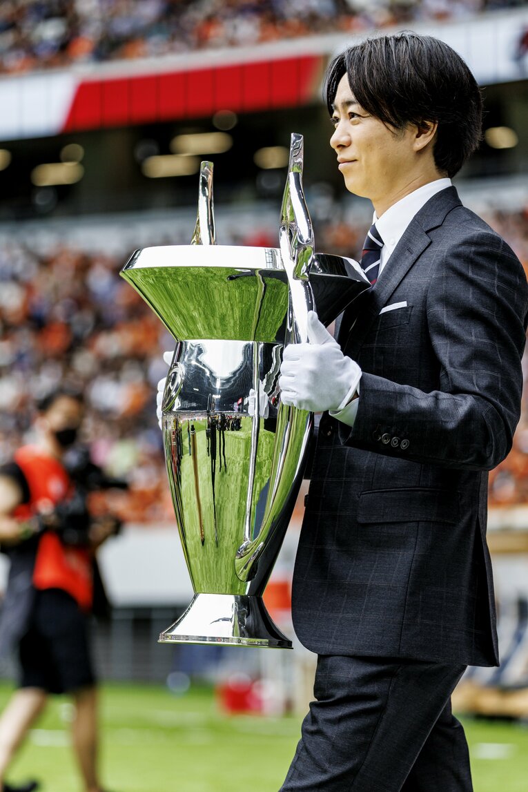 優勝のトロフィーを運ぶ櫻井翔。ジャパンラグビーアンバサダー2023に就任した　©︎Kiichi Matsumoto