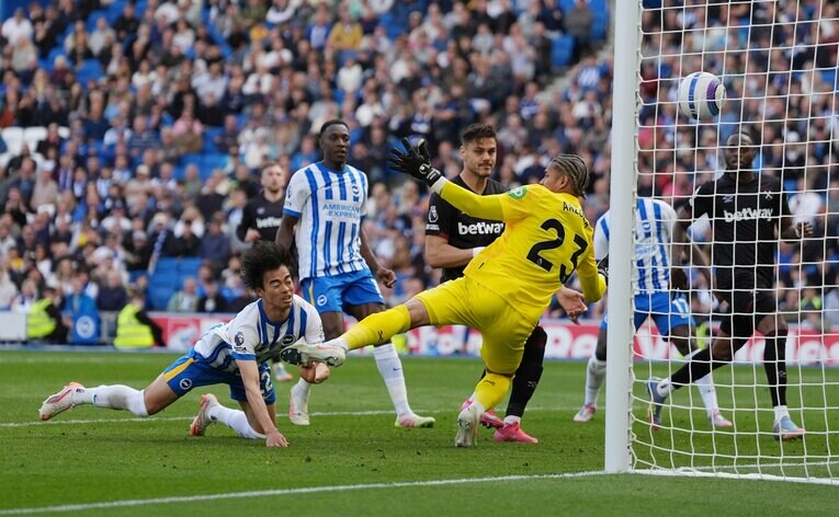 4月26日ウエストハム戦。後半44分、ヘディングで貴重な同点ゴールを決めた三笘薫（27歳）。今季リーグ9得点目　©AFLO