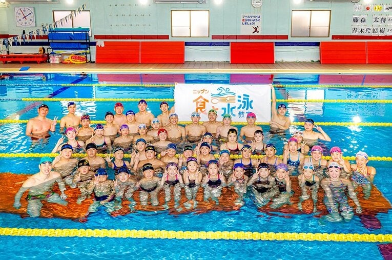 水泳教室後には参加者全員で記念撮影が行なわれた ／ photograph by Kiichi Matsumoto