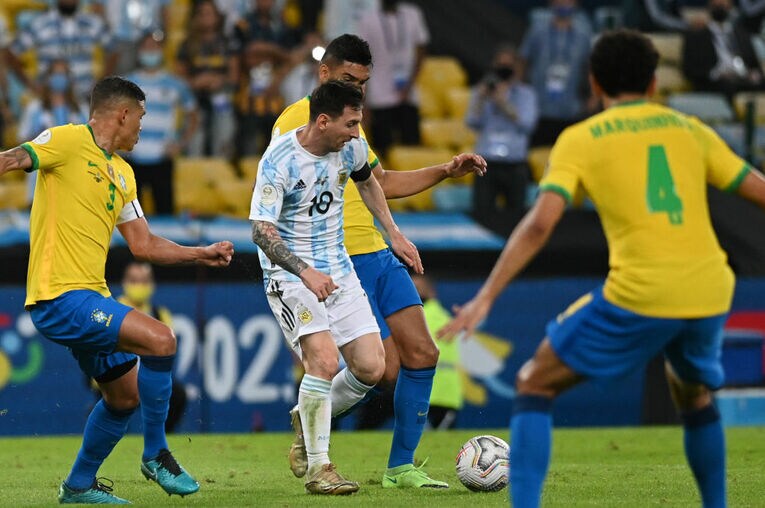 W杯予選でメッシをマークするチアゴ・シウバ、カゼミーロ、マルキーニョス　©Getty Images