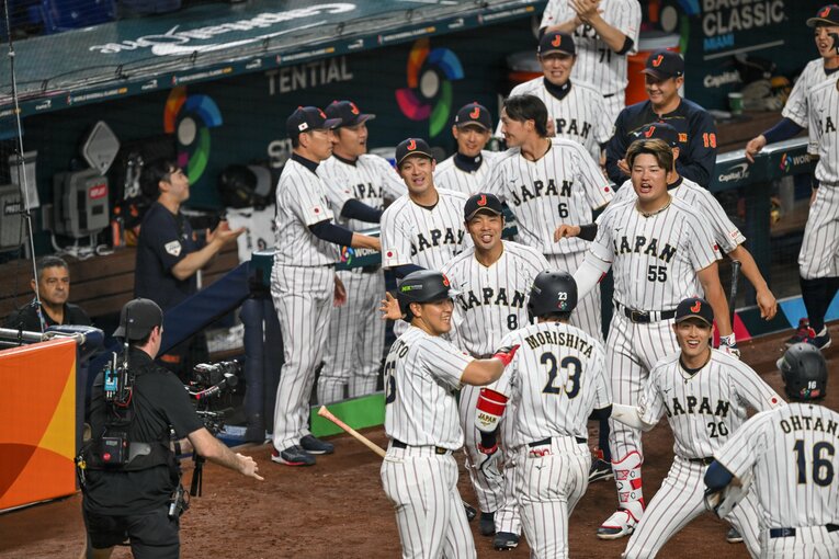 森下を出迎える日本ベンチ　©Nanae Suzuki