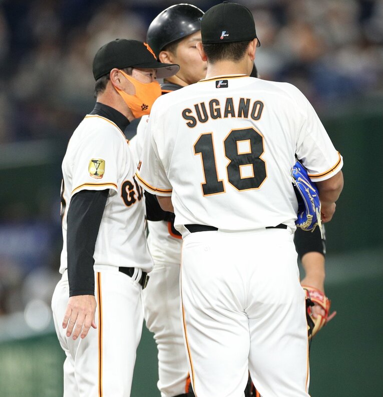 エース菅野と話をする桑田コーチ　(C)JIJI PRESS