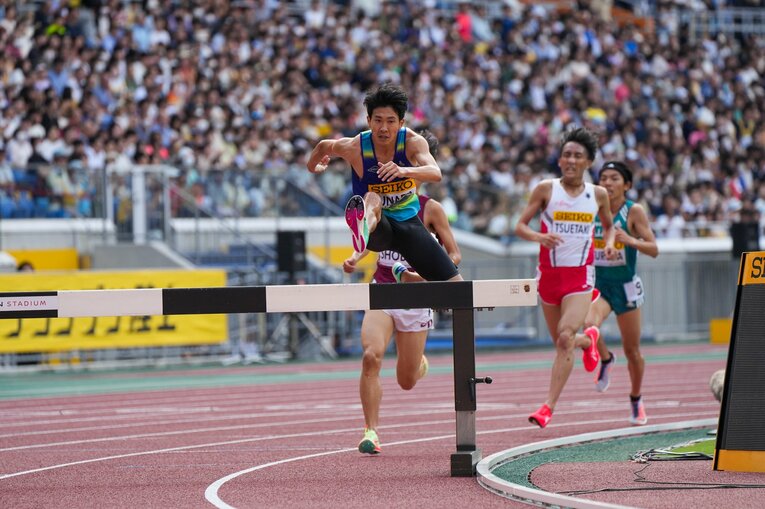 足をかけてハードルを跳ぶ選手が多い中、まるで400ｍハードルのような飛越を見せる砂田　©Satoshi Wada