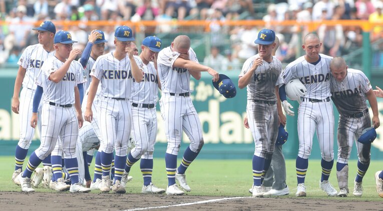 初戦で敗れ涙する健大高崎ナイン　©︎Sankei Shimbun