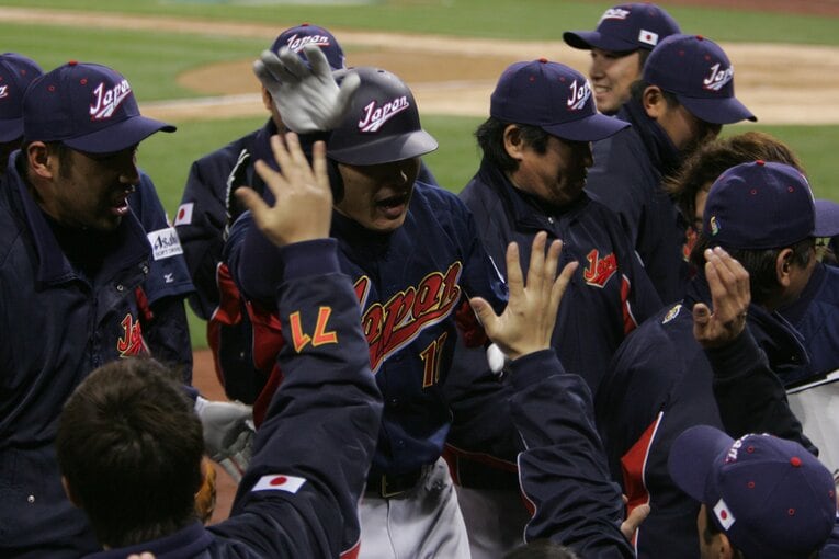 第1回WBC　準決勝の韓国戦で代打2ランを放ちチームメートに祝福される福留　©Naoya Sanuki