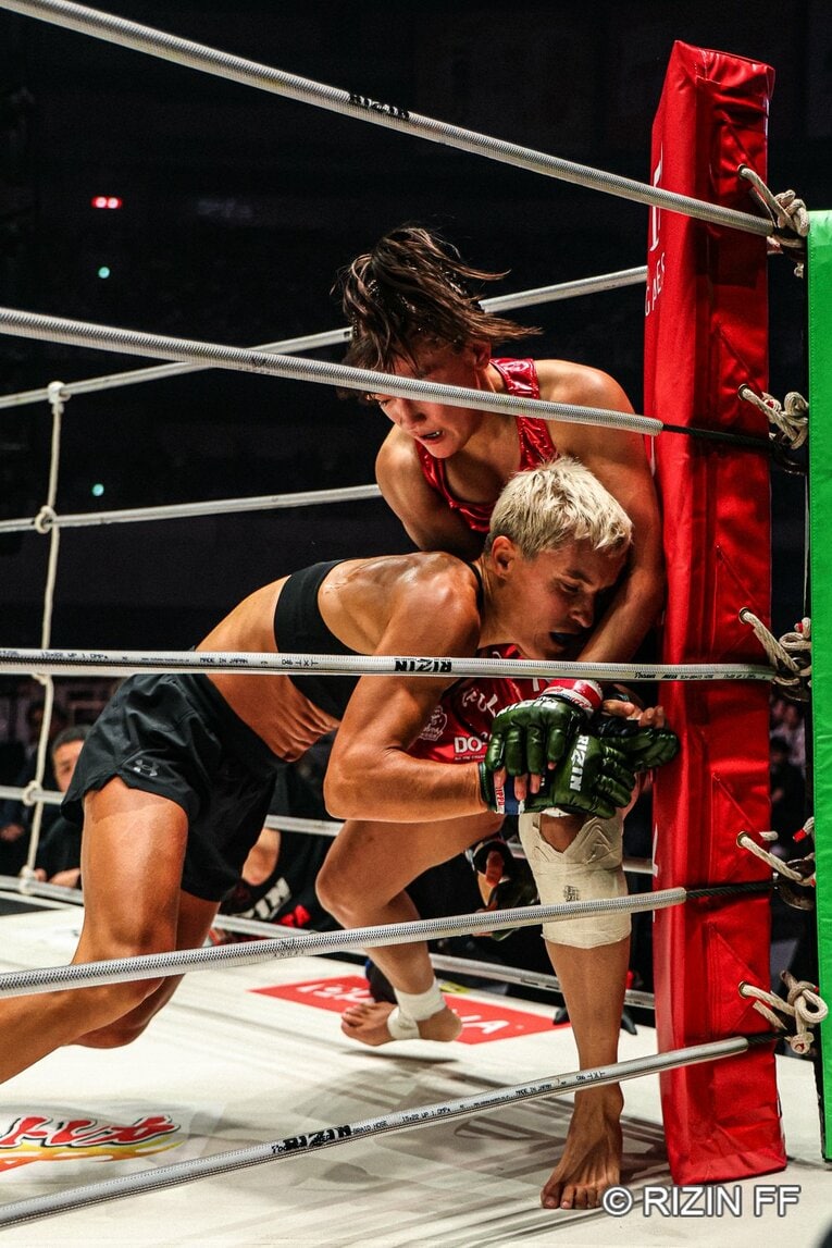 RENAvsクジュティナ　©RIZIN FF